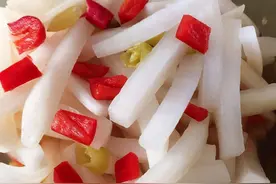 腌萝卜时，别只加盐，学会4个技巧，萝卜酸辣脆爽，久放不坏，香图片