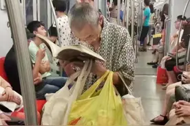 搞笑图片：地铁上站着看书的“捡瓶子”大爷，为您的精神致敬图片