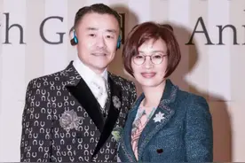 周立波小6岁老婆真“壕”，百万旗袍搭皮草坎肩，满屏贵妇范图片
