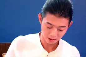 霍尊抛弃相恋九年的女友：男人现实起来多可怕图片