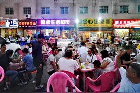 又见烟火气！西安地摊经济回暖……曲江先行一步，莲湖区、港务区城管告知经营者不必躲躲藏藏图片
