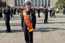 长沙交警刘辉荣膺“全国先进工作者” ，在人民大会堂接受表彰！图片