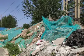 三座垃圾山影响小区居民出行，堵塞消防车道！居委会：已联系垃圾清运单位，近期清理干净图片