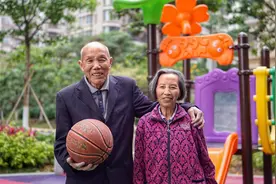 两个60岁男人悔悟：年轻时对妻儿不管不顾，晚年才知老伴有多重要图片