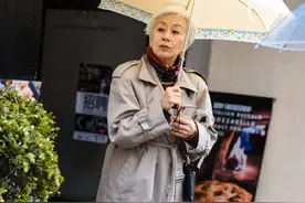 老年人不懂时尚？上海街头6、70岁的老奶奶穿搭，比小姑娘还时髦图片