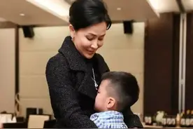 刘嘉玲认胡军儿子为干儿子，送200平大别墅！娱乐圈的亲情也纯粹图片