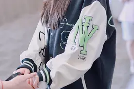 杨幂也太会穿了，一件棒球服搭短裤，到底是在秋天还是夏天呢？图片