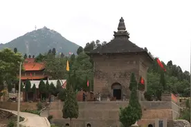 中国唯一的千年琉璃砖塔，位于河南安阳，有第一华塔的美誉图片