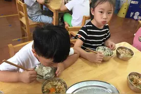 孩子在幼儿园吃得比家里香？幼师：三个“魔力”，家里饭菜比不了图片