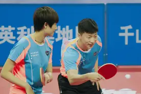 许昕蛇尾巴快翘上天了，输球钻桌子是国乒传统，马龙丁宁都很熟练图片