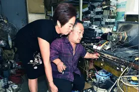 身高1米“侏儒男”，因真爱娶1.7米妻子，婚后一人挣钱、一人顾家图片