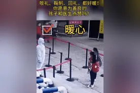 景区关闭，父母带孩子爬墙：真正有教养的孩子，到底有多暖？图片