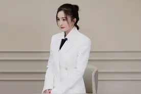 原来西装还可以这样搭配，杨幂穿白色西装配黑色丝袜，意外的高级图片