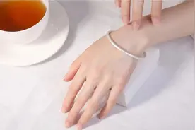 林志玲这双手价值堪比黄金！3千万保险还不算，1年20支护手霜图片