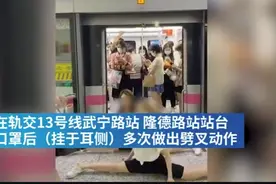 两女地铁站劈叉曝真实身份，同分考入戏剧学院，背后有高人指点？图片