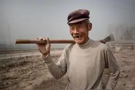 山西老农砍柴发现藏金洞，挖了整整一车黄金，去银行换钱当场被抓图片