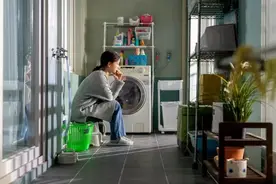 十年家庭主妇，离家出走没人关心，2天窝囊经历，全职太太心酸图片