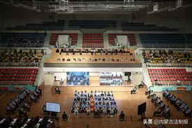 混迹黑白两道，漫步罪恶人生——易连峰等54人涉嫌组织领导参加黑社会性质组织犯罪案公审图片