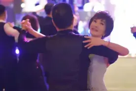 71岁夏台凤罕晒小25岁老公，曾遭前夫出轨老年丧子，一生坎坷图片