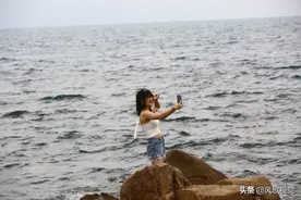 暮春时节三亚天气晴好，游人海边乐享春光图片
