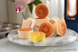 这蛋糕方子真棒，2个鸡蛋烤12杯无油蛋糕，金黄柔软比买的好吃图片