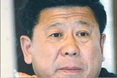 63岁老戏骨程煜近照，满头白发与友聚会，曾被曝花6百万买车牌图片