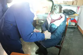 女子手骨折了，手镯取不下来，无奈求助消防员图片