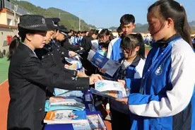 看！余庆警察走进这所学校当“老师”，为了教同学们这些......图片