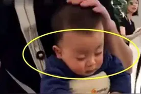 “最有责任心”宝宝出炉，睡着还不忘帮妈妈拎包，堪称尽职尽责图片