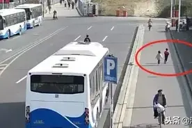6岁男娃带女同学骑滑板车“私奔”：只想带她去看浪漫小火车……图片