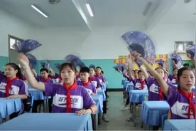孕妇班主任带全班跳律动舞，物理老师徒手劈砖，没本事当不了老师图片