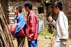 此人曾流落街头成乞丐，路遇好心人资助，21年后携百万支票酬谢图片
