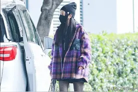 杨幂真比空姐还苗条，大冬天穿黑丝袜走机场，166瘦成半个空姐图片