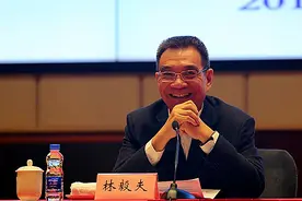 温铁军：中国经济学家也不都是吃干饭的，林毅夫就很有水平图片