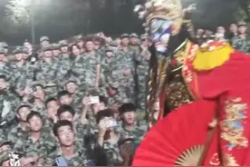 多才多艺！西安高校迎新晚会学生表演武术变脸 同学：很震撼图片