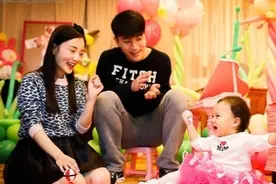 李小璐贾乃亮离婚后首次同框，画面温馨，和好如初，复婚在即？图片