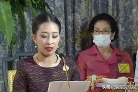 63岁泰王前妻露面，白发凌乱坐轮椅上，舌头外翻嘴也歪了真糟心图片