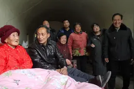 农村兄妹9人伺候1个104岁老妈妈，他们赡养老人方式很有意思图片