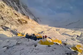 媒体称尼泊尔珠峰大本营至少17人确诊新冠 中国向导：登山仍在正常进行 工作人员都打了新冠疫苗图片