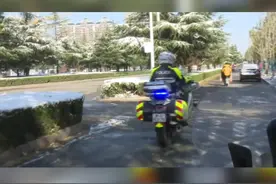 他们来了！潍坊高新铁骑交警雪后巡逻，“移动大喇叭”治理交通违法图片