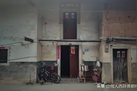父亲第三次结婚，竟然娶了儿子的女同学，儿子：无法面对图片