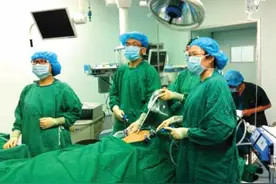 父亲带女儿出去玩，一餐饭的时间，孩子竟然进了ICU，真实纪录片图片