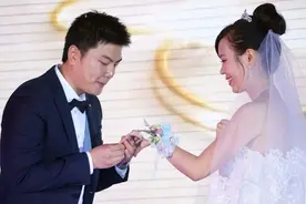 “两头婚”开始盛行，没彩礼不陪嫁，生娃跟着两边姓：女方亏大了图片