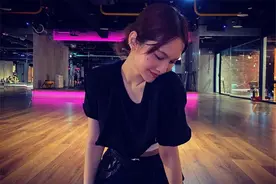 杨丞琳晒健身照，满身大汗撩衣秀美背，身材爆好叫人羡慕图片