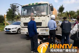 突发！迎宾大道一水泥罐车与电动车相撞，一人受伤图片