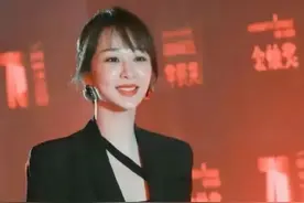 杨紫参加北电校庆 黑色西装御姐甜美风好飒 风头盖过杨幂姚晨图片