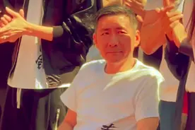 “元芳”张子健近况曝光，身型暴瘦满头白发，受伤坐轮椅跷二郎腿图片