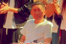 “元芳”张子健近况曝光，身型暴瘦满头白发，受伤坐轮椅跷二郎腿图片