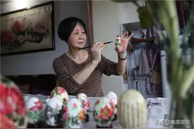 七旬老人在蛋壳上画画，个个成了艺术品图片
