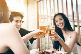 提醒经常喝酒的人，如果喝酒后身体出现2种现象，建议尽早戒酒图片